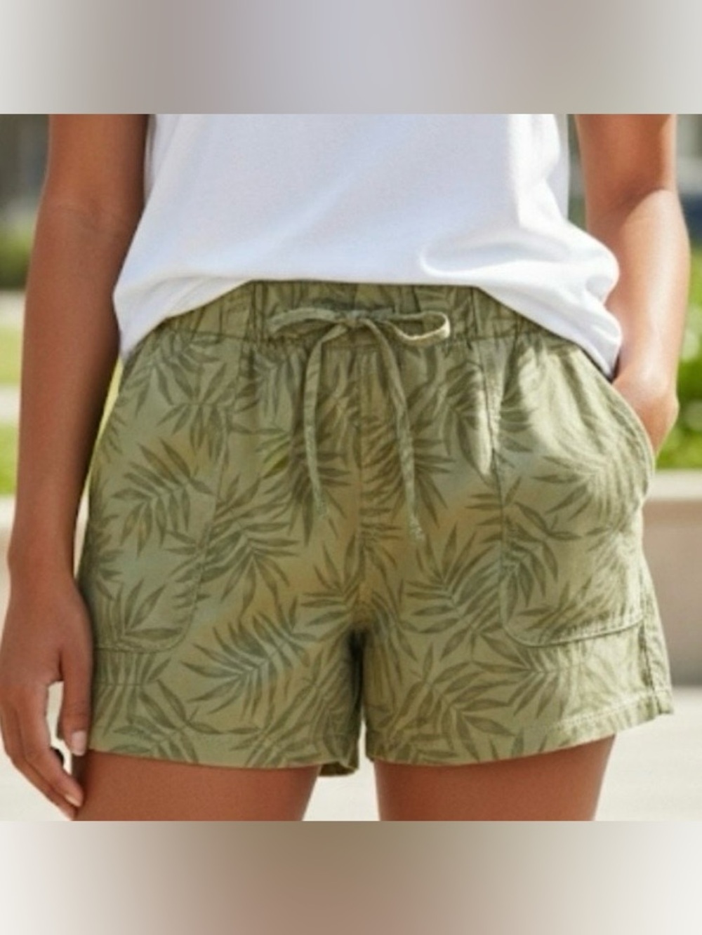Gap women’s Large olive green leaf print elastic waist drawstring shorts